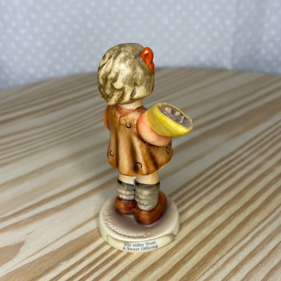 Goebel Hummel “A Sweet Offering ” 549/3/0 Figurine - Picture 3 of 3